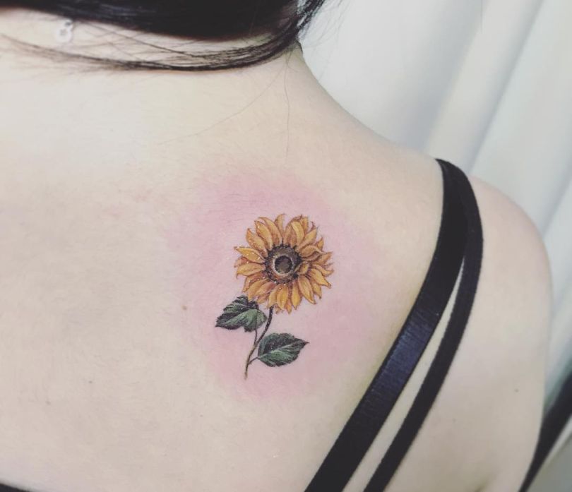 beautiful-sunflower-tattoo-on-back-by-tattooist_ara