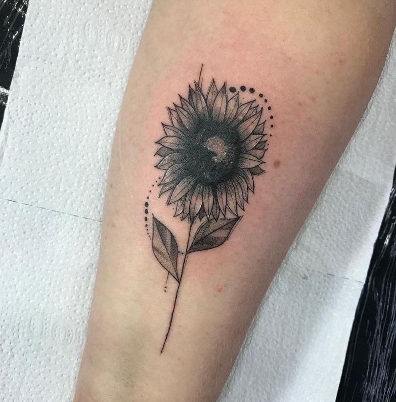 black-grey-sunflower-tattoo-by-Vinicius-Tattoo-Studio