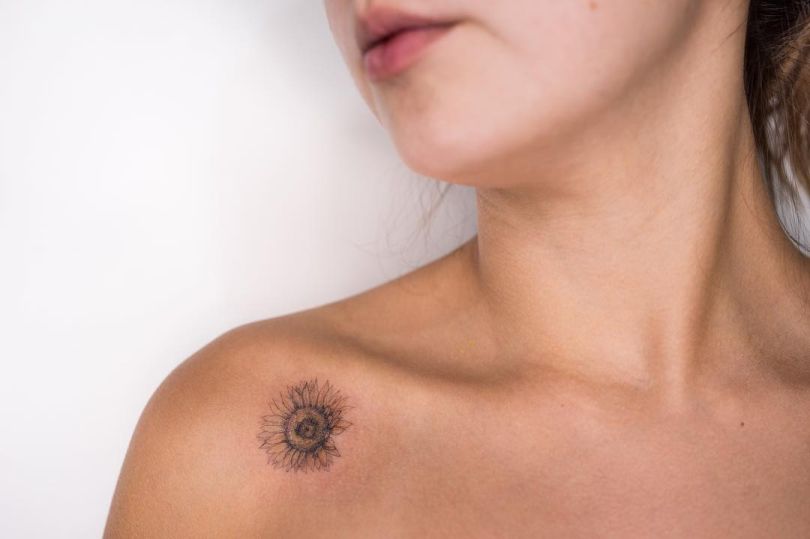 minimalist-sunflower-tattoo-by-Marte-Tattooer